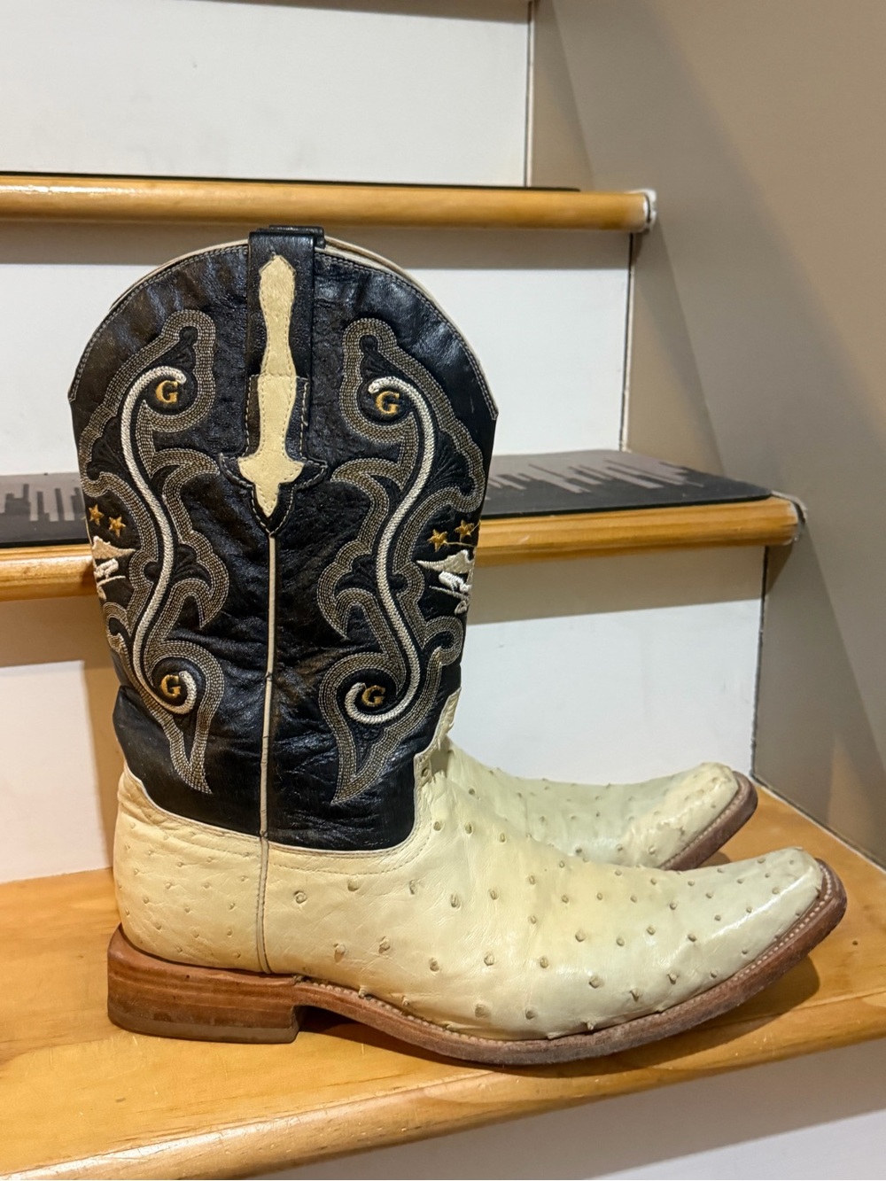 El General Cream and Black Embossed Leather  ostrich size 10